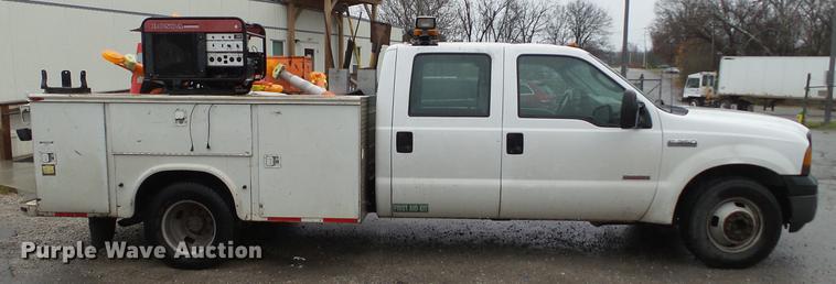 image for item DC5739 2007 Ford F350 Super Duty Crew Cab utility bed pickup truck