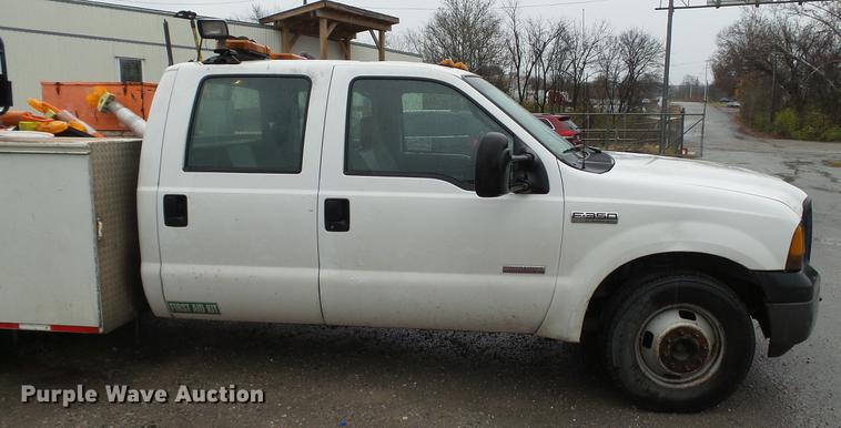 image for item DC5739 2007 Ford F350 Super Duty Crew Cab utility bed pickup truck