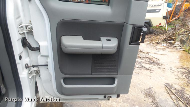 image for item DC5740 2006 Ford F150 SuperCab pickup truck