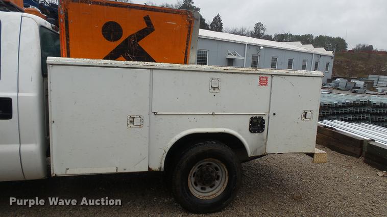 image for item DC5742 2000 Ford F350 Super Duty XL Crew Cab utility bed pickup truck