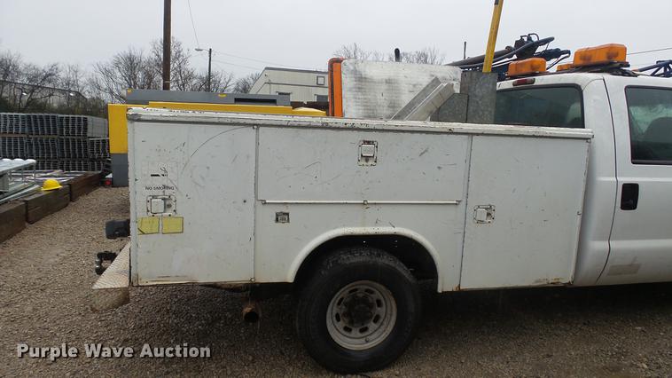 image for item DC5742 2000 Ford F350 Super Duty XL Crew Cab utility bed pickup truck