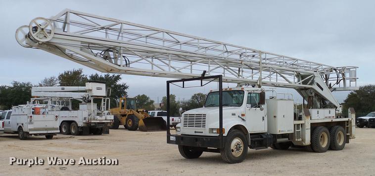 image for item DD1454 1999 International 4900 bucket truck