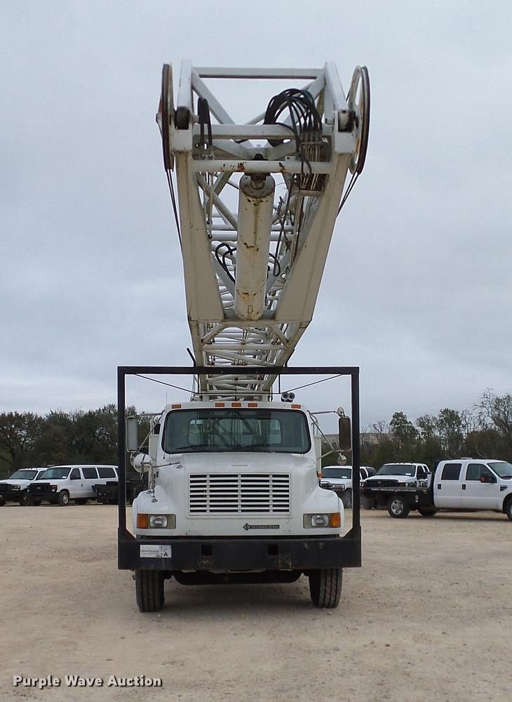 image for item DD1454 1999 International 4900 bucket truck