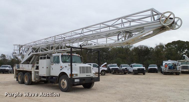 image for item DD1454 1999 International 4900 bucket truck