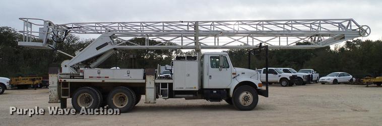 image for item DD1454 1999 International 4900 bucket truck