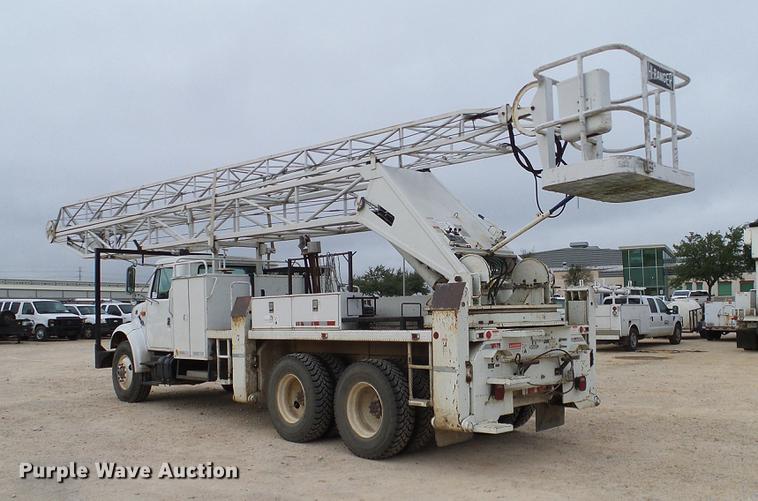 image for item DD1454 1999 International 4900 bucket truck