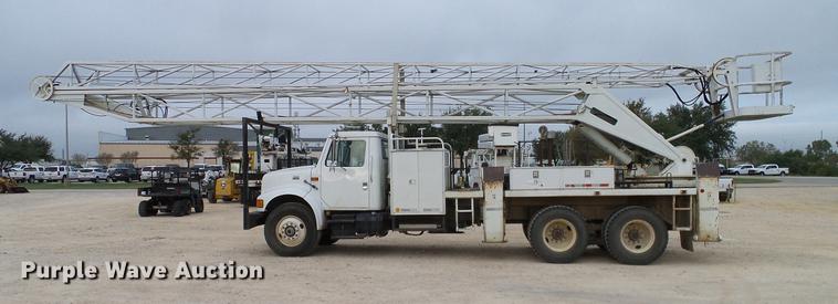 image for item DD1454 1999 International 4900 bucket truck