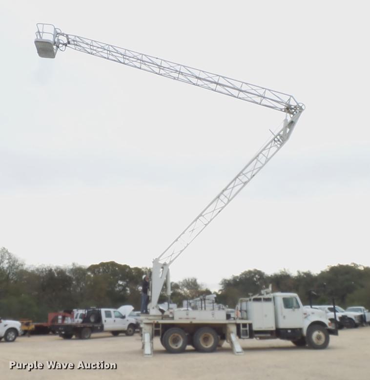 image for item DD1454 1999 International 4900 bucket truck