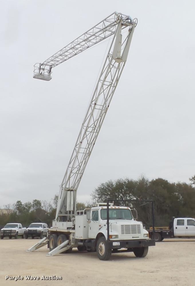 image for item DD1454 1999 International 4900 bucket truck