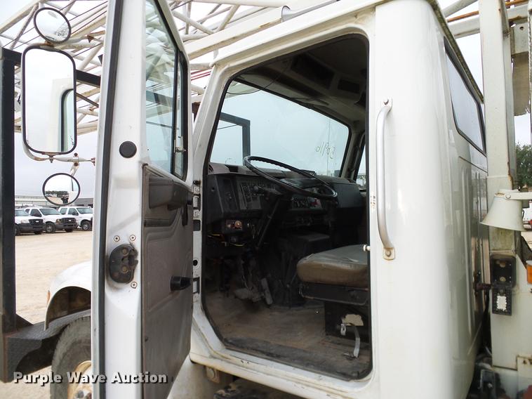 image for item DD1454 1999 International 4900 bucket truck