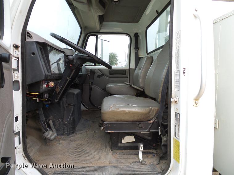 image for item DD1454 1999 International 4900 bucket truck