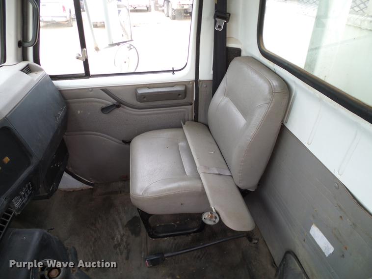 image for item DD1454 1999 International 4900 bucket truck