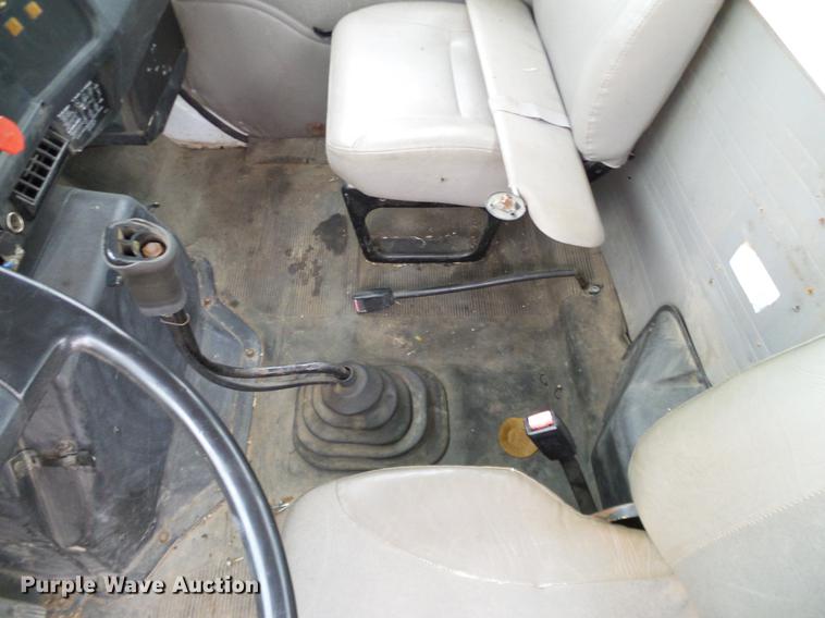 image for item DD1454 1999 International 4900 bucket truck