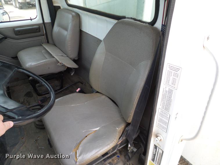 image for item DD1454 1999 International 4900 bucket truck