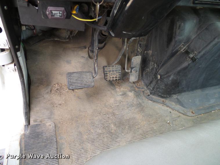 image for item DD1454 1999 International 4900 bucket truck