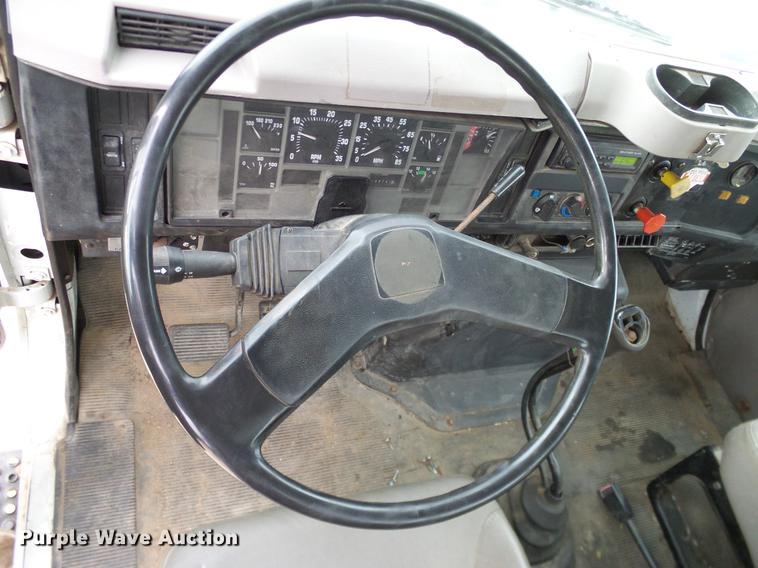 image for item DD1454 1999 International 4900 bucket truck