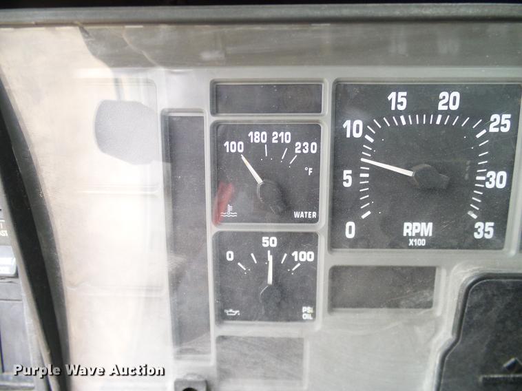 image for item DD1454 1999 International 4900 bucket truck