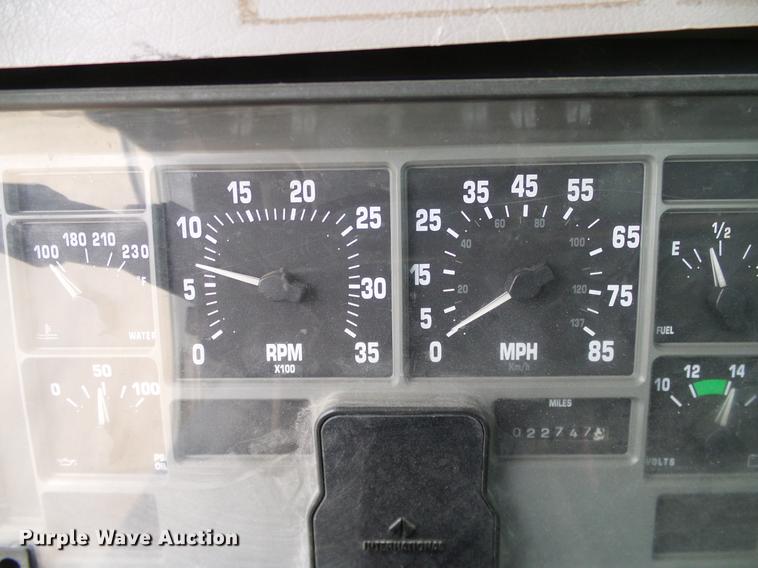 image for item DD1454 1999 International 4900 bucket truck