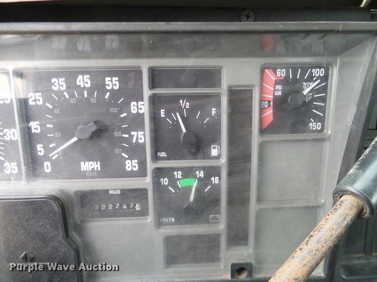 image for item DD1454 1999 International 4900 bucket truck