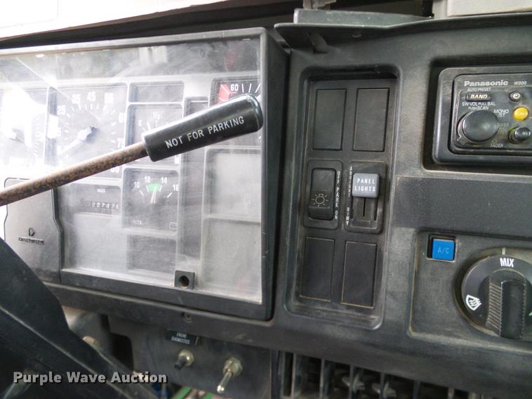 image for item DD1454 1999 International 4900 bucket truck