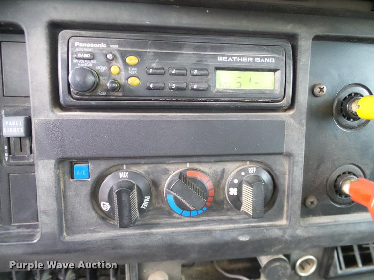 image for item DD1454 1999 International 4900 bucket truck