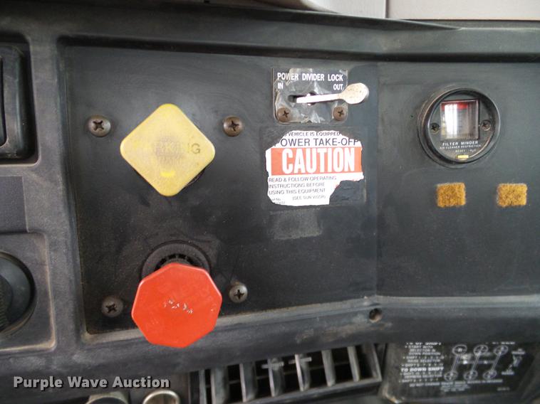 image for item DD1454 1999 International 4900 bucket truck