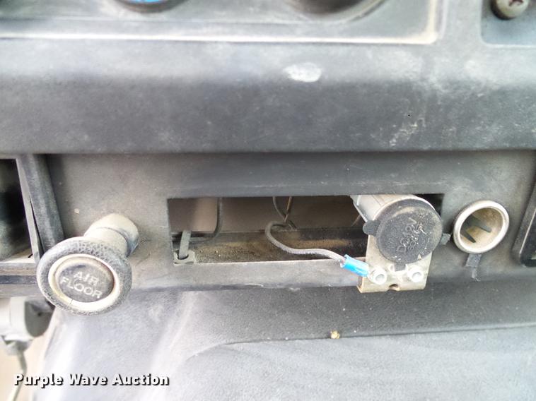 image for item DD1454 1999 International 4900 bucket truck