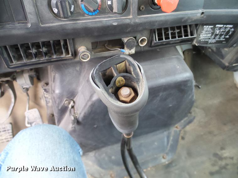 image for item DD1454 1999 International 4900 bucket truck