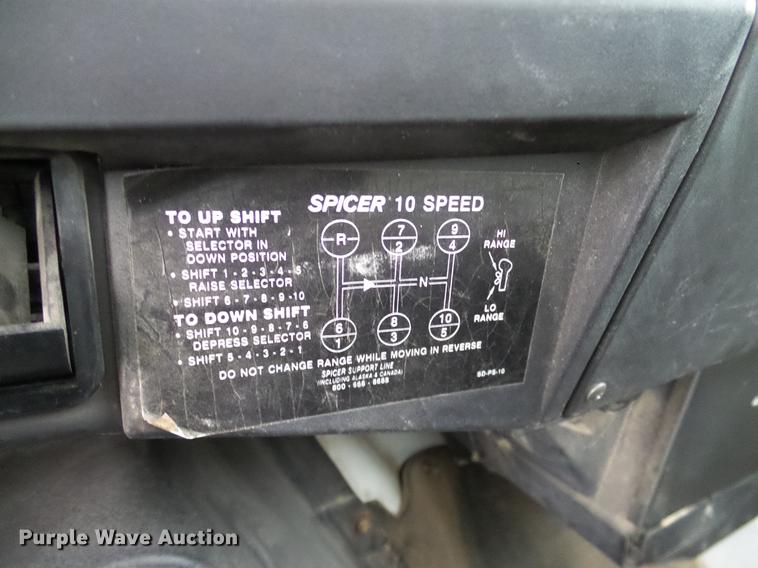 image for item DD1454 1999 International 4900 bucket truck