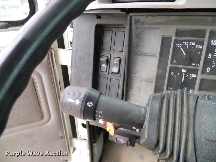 image for item DD1454 1999 International 4900 bucket truck