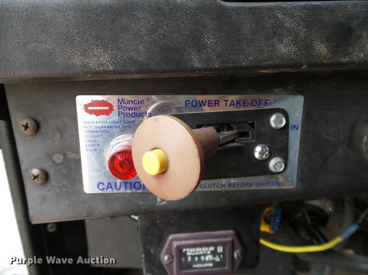 image for item DD1454 1999 International 4900 bucket truck