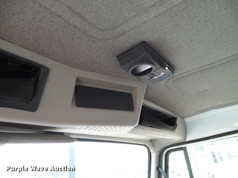 image for item DD1454 1999 International 4900 bucket truck