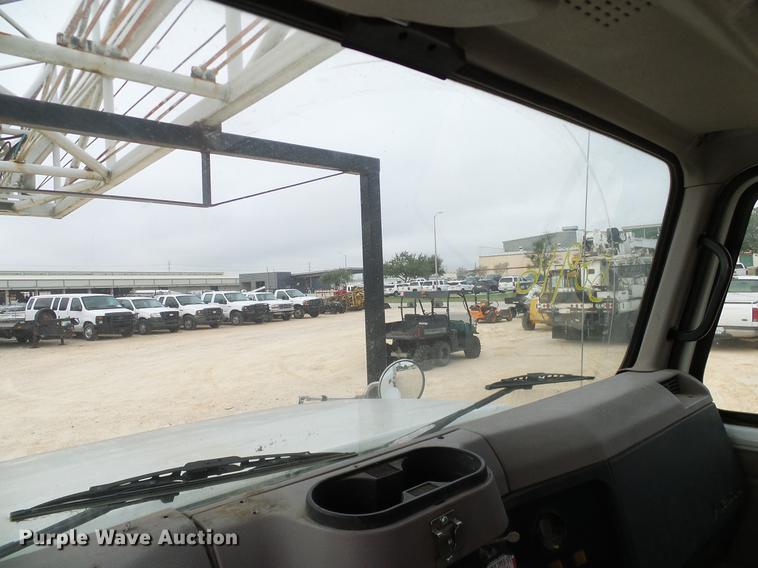 image for item DD1454 1999 International 4900 bucket truck