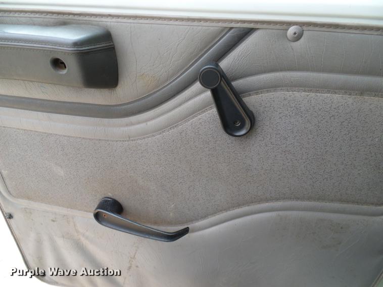 image for item DD1454 1999 International 4900 bucket truck