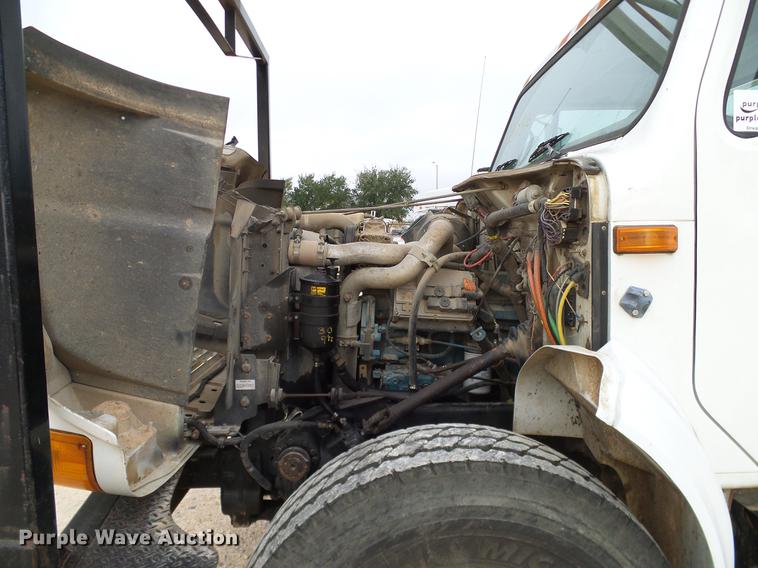 image for item DD1454 1999 International 4900 bucket truck