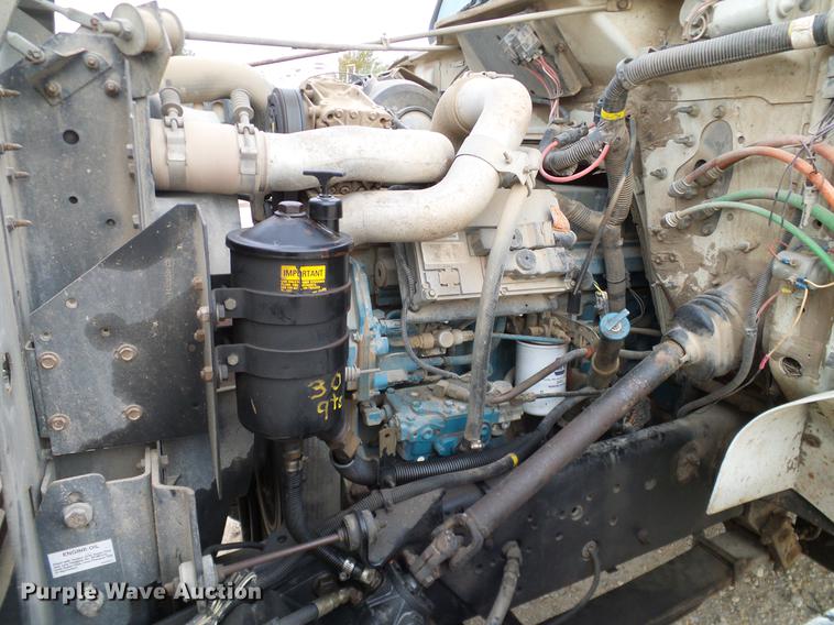 image for item DD1454 1999 International 4900 bucket truck