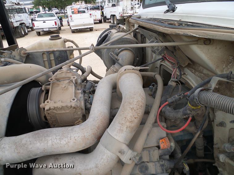 image for item DD1454 1999 International 4900 bucket truck