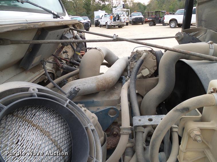 image for item DD1454 1999 International 4900 bucket truck