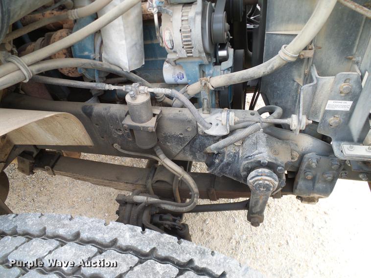 image for item DD1454 1999 International 4900 bucket truck