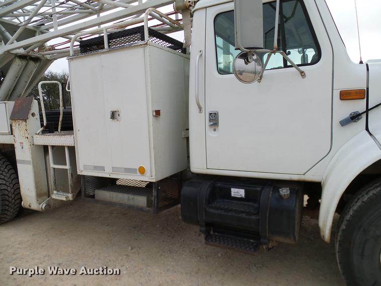 image for item DD1454 1999 International 4900 bucket truck