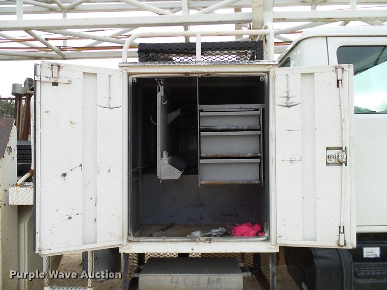 image for item DD1454 1999 International 4900 bucket truck