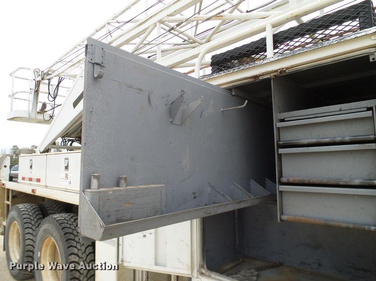 image for item DD1454 1999 International 4900 bucket truck