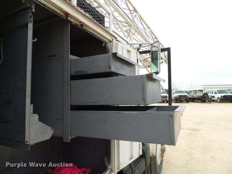 image for item DD1454 1999 International 4900 bucket truck