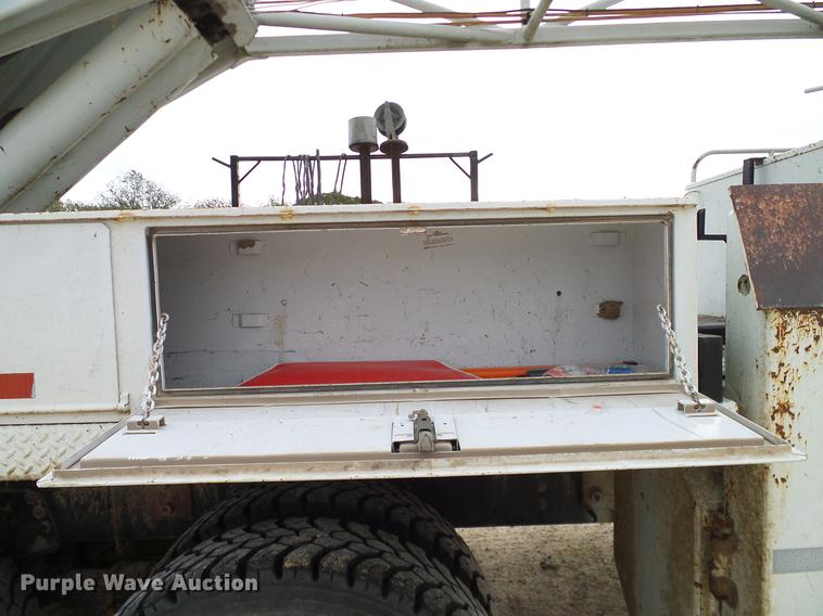 image for item DD1454 1999 International 4900 bucket truck