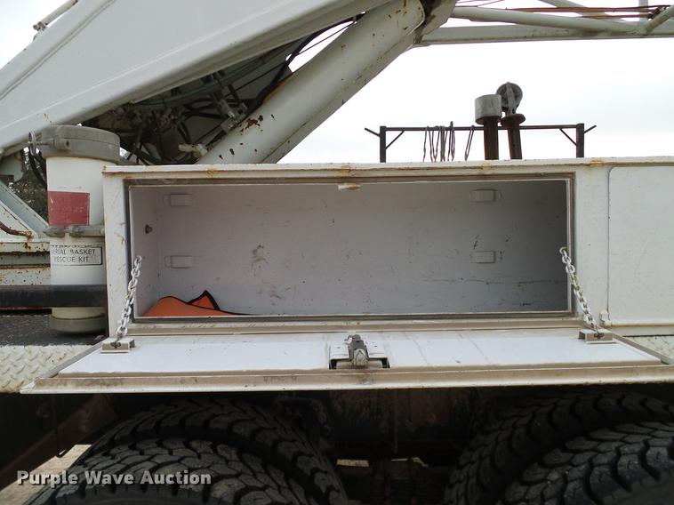 image for item DD1454 1999 International 4900 bucket truck