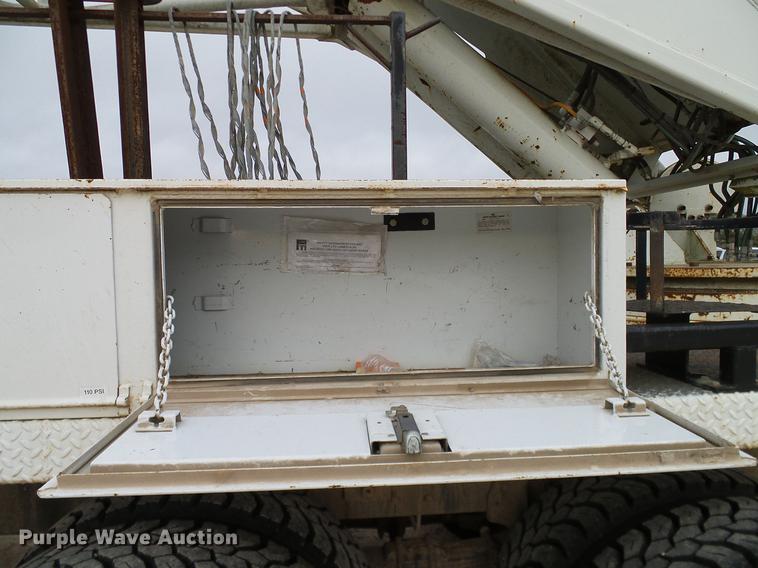 image for item DD1454 1999 International 4900 bucket truck