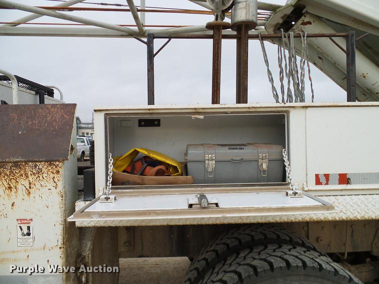 image for item DD1454 1999 International 4900 bucket truck