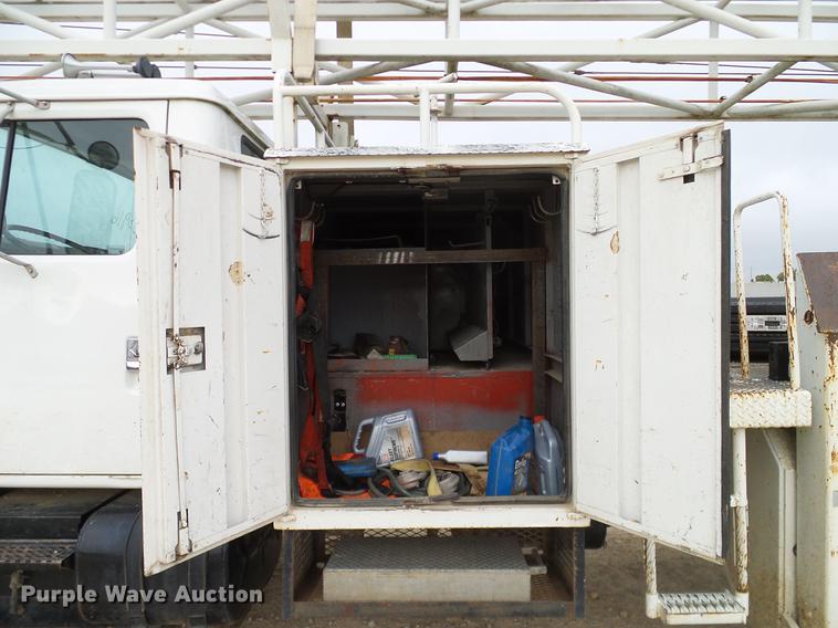 image for item DD1454 1999 International 4900 bucket truck