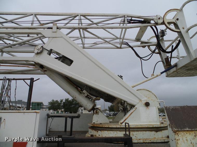 image for item DD1454 1999 International 4900 bucket truck