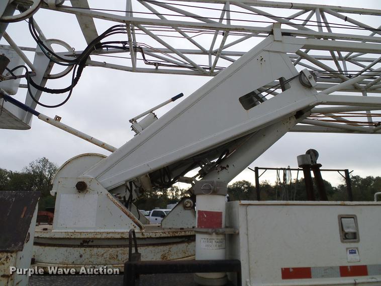 image for item DD1454 1999 International 4900 bucket truck